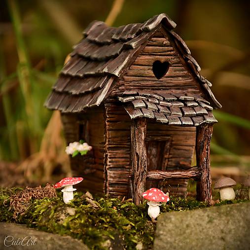 Na samotě u lesa - miniatúrna chalúpka - zapichovacia dekorácia